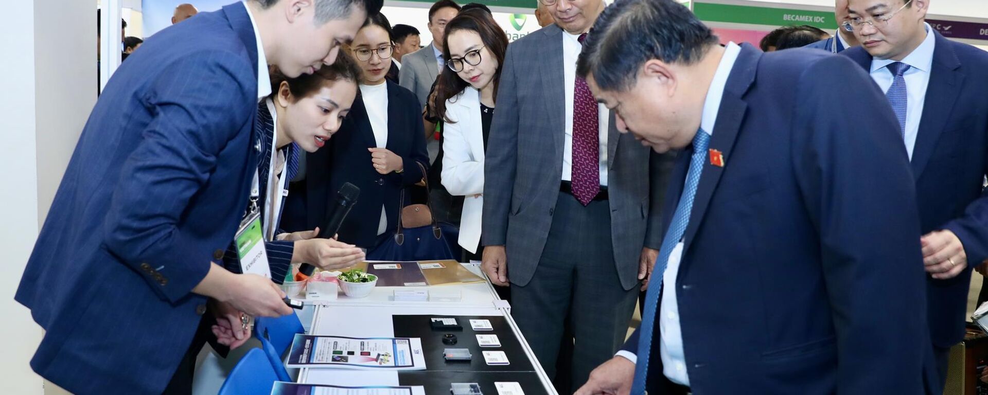 Bộ trưởng Bộ Kế hoạch và đầu tư tham quan các gian hãng tại Triển lãm ngành công nghiệp bán dẫn Việt Nam 2024 - SEMIExpo Vietnam 2024 - Sputnik Việt Nam, 1920, 28.05.2025