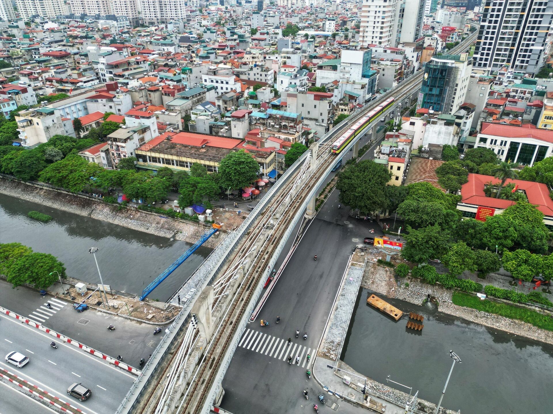 Gắn biển Công trình chào mừng 70 năm Giải phóng Thủ đô đoạn trên cao tuyến đường sắt đô thị Nhổn – Ga Hà Nội  - Sputnik Việt Nam, 1920, 09.11.2024