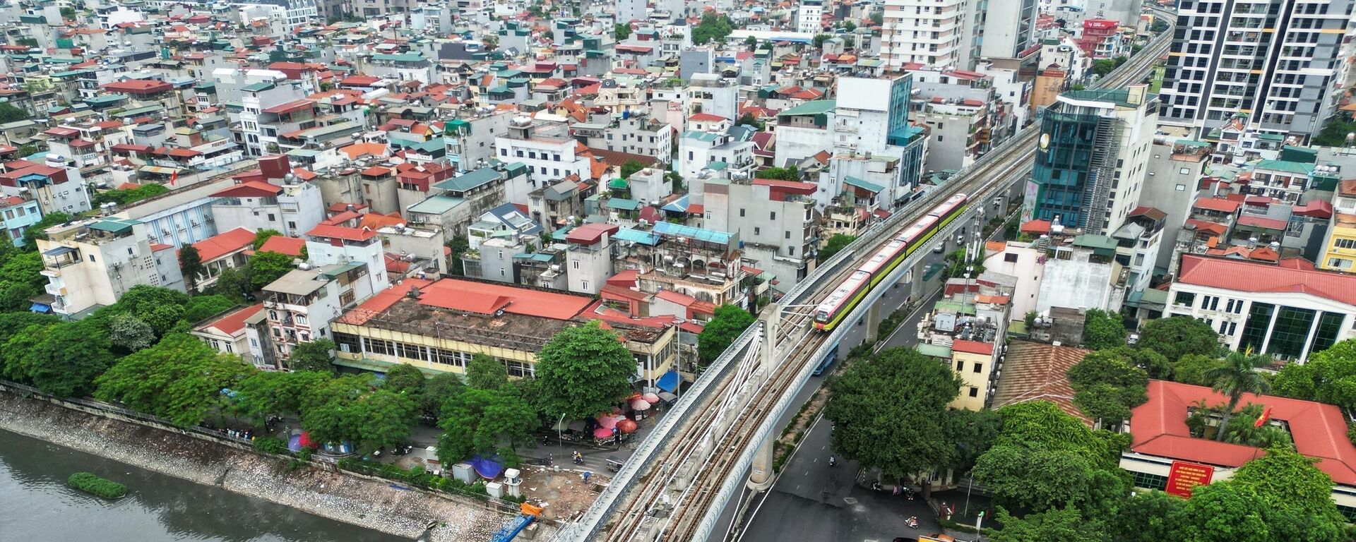 Gắn biển Công trình chào mừng 70 năm Giải phóng Thủ đô đoạn trên cao tuyến đường sắt đô thị Nhổn – Ga Hà Nội  - Sputnik Việt Nam, 1920, 22.11.2024