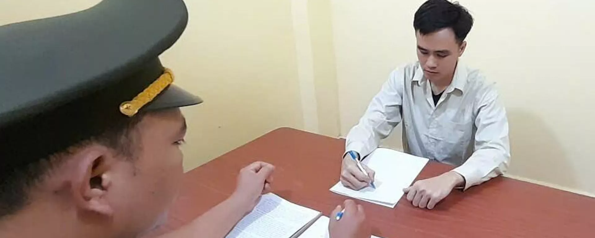 Đối tượng Trần Khắc Đức (giữa) tại cơ quan công an. Đối tượng Trần Khắc Đức (giữa) tại cơ quan công an. - Sputnik Việt Nam, 1920, 10.11.2024