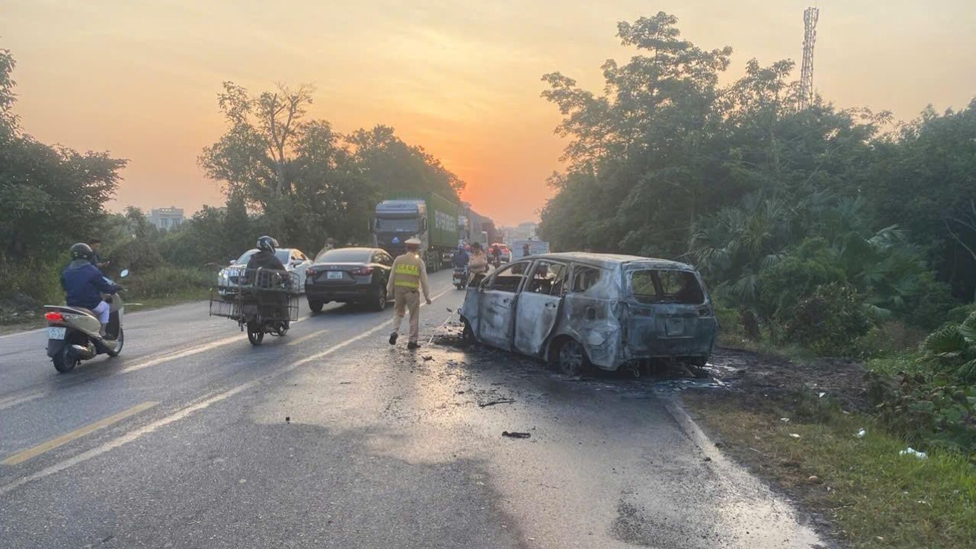 Xe con bốc cháy sau va chạm với xe container, 5 người bị thương tại Hải Dương - Sputnik Việt Nam, 1920, 11.11.2024