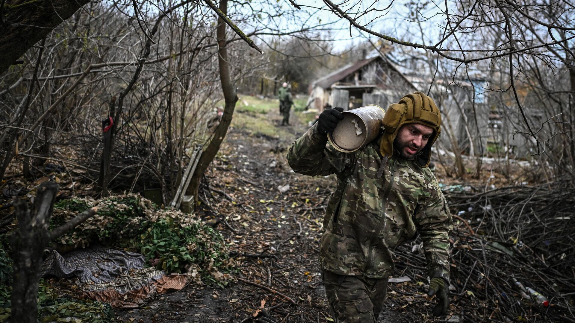 Công việc của tổ pháo tự hành 2S3 Akatsiya thuộc nhóm quân Press của lực lượng đặc nhiệm Akhmat ở tỉnh Kursk - Sputnik Việt Nam, 1920, 24.11.2024