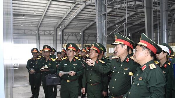 Đoàn công tác kiểm tra khu vực trưng bày trong nhà. - Sputnik Việt Nam