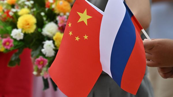 Cờ của Nga và Trung Quốc - Sputnik Việt Nam