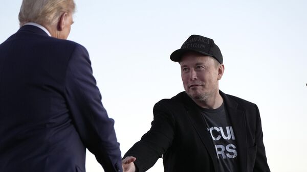 Donald Trump, left, shakes hands with Tesla and SpaceX CEO Elon Musk on Oct. 5, 2024. - Sputnik Việt Nam