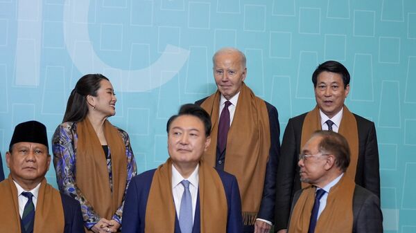 President Joe Biden stands in the back row, center, next to Thailand's Prime Minister Paetongtarn Shinawatra, left, and Vietnam's President Luong Cuong, right, above Indonesia's President Prabowo Subianto, below-left, South Korea's President Yoon Suk Yeol, below-center, and Malaysia's Prime Minster Anwar Ibrahim, below-right, as they pose with other APEC leaders for a family photograph at the APEC Summit in Lima, Peru on Saturday, Nov. 16, 2024. - Sputnik Việt Nam