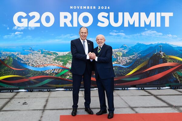 Ngoại trưởng Nga Sergei Lavrov và Tổng thống Brazil Lula da Silva tại lễ ra mắt Liên minh toàn cầu chống đói nghèo tại Hội nghị thượng đỉnh các nhà lãnh đạo G20 ở Rio de Janeiro - Sputnik Việt Nam