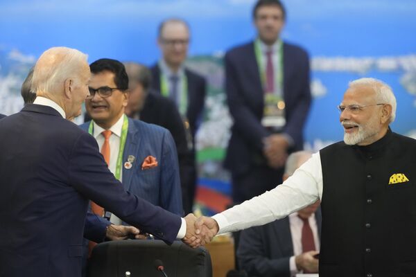 Tổng thống Mỹ Joe Biden bắt tay Thủ tướng Ấn Độ Narendra Modi trong cuộc gặp các nhà lãnh đạo G20 ở Rio de Janeiro - Sputnik Việt Nam