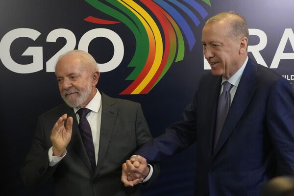 Tổng thống Brazil Luiz Inacio Lula da Silva và Tổng thống Thổ Nhĩ Kỳ Recep Tayyip Erdogan trong cuộc gặp song phương một ngày trước khi khai mạc hội nghị thượng đỉnh G20 ở Rio de Janeiro - Sputnik Việt Nam