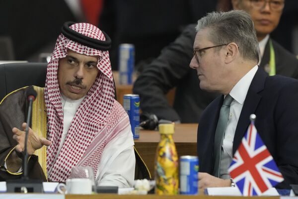 Thủ tướng Anh Keir Starmer và Ngoại trưởng Arabia Saudi - Hoàng tử Faisal bin Farhan Al Saud trò chuyện trong hội nghị thượng đỉnh các nhà lãnh đạo G20 ở Rio de Janeiro - Sputnik Việt Nam