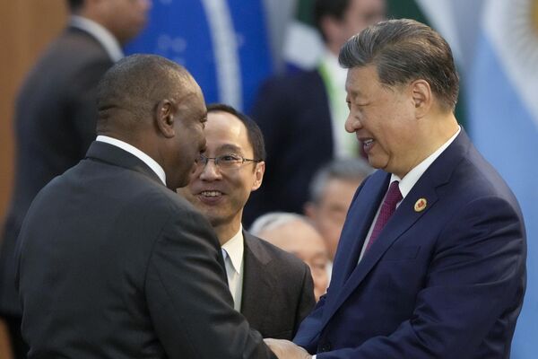 Chủ tịch Trung Quốc Tập Cận Bình và Tổng thống Nam Phi Cyril Ramaphosa nói chuyện trong hội nghị thượng đỉnh các nhà lãnh đạo G20 ở Rio de Janeiro - Sputnik Việt Nam