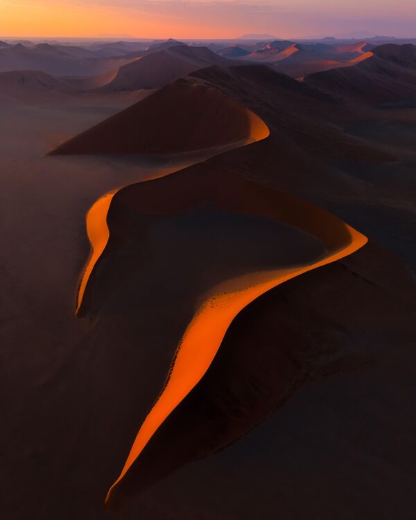 Bức ảnh Mount Bromo &amp; Semeru của nhiếp ảnh gia Thụy Sĩ Benjamin Barakat, giải nhất hạng mục Special Awards. Aerial cuộc thi The 11th International Landscape Photographer of the Year - Sputnik Việt Nam