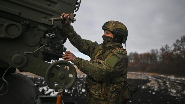 Các chiến sĩ của khẩu đội pháo tên lửa BM-21 Grad MLRS thuộc Quân đoàn 44 của Tập đoàn quân miền Bắc - Sputnik Việt Nam