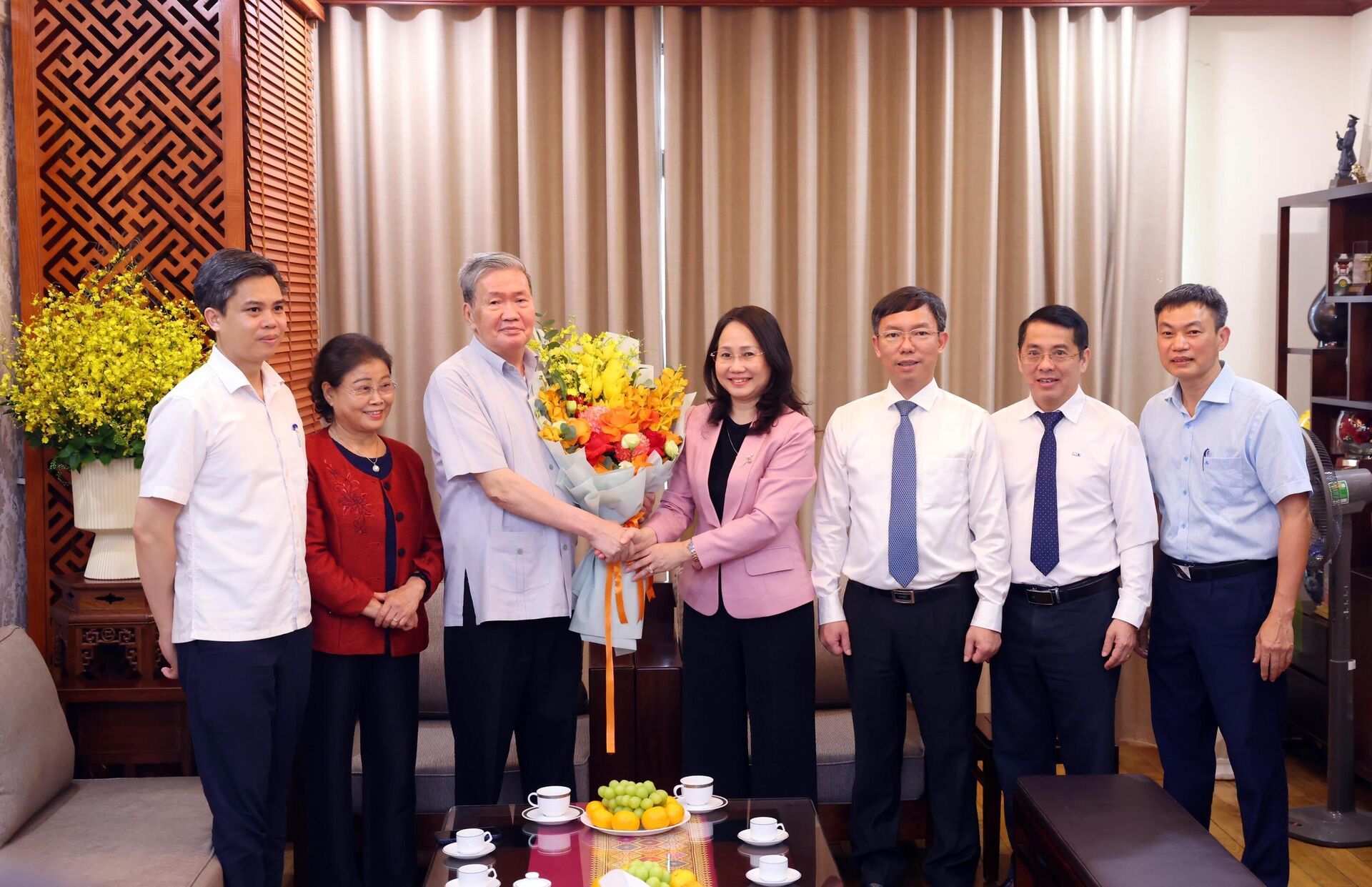 Thường trực Ban Bí thư, Chủ nhiệm Uỷ ban Kiểm tra Trung ương Trần Cẩm Tú trao Huy hiệu 50 năm tuổi Đảng tặng đồng chí Đinh Thế Huynh - Sputnik Việt Nam, 1920, 22.11.2024