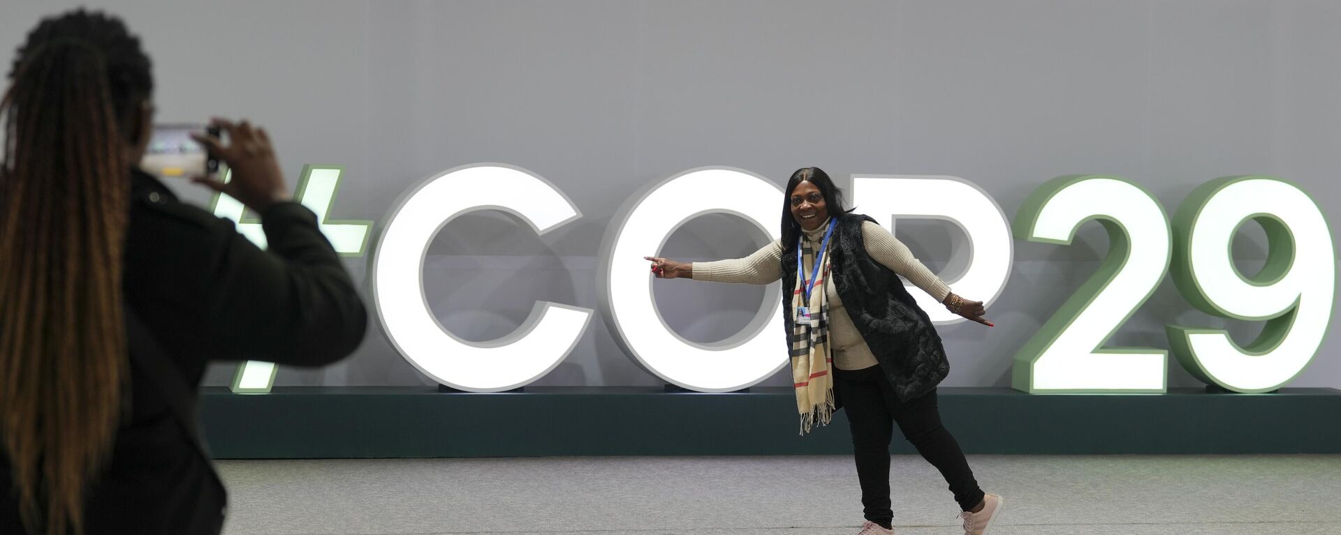 Девушка фотографируется на фоне логотипа саммита COP29 в Баку, Азербайджан Девушка фотографируется на фоне логотипа саммита COP29 в Баку, Азербайджан - Sputnik Việt Nam, 1920, 24.11.2024