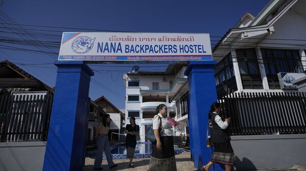 Nhân viên y tế rời khỏi Nana Backpackers Hostel Lào - Sputnik Việt Nam