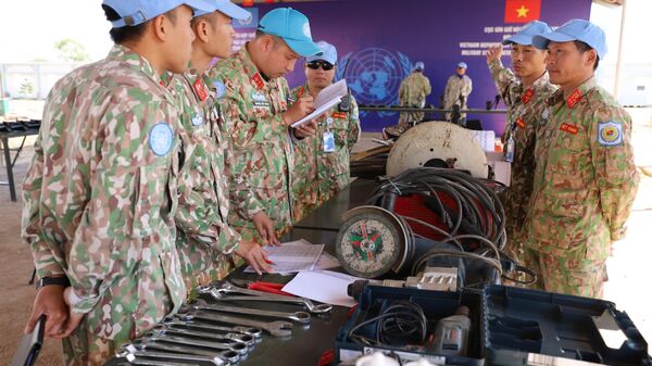 Đoàn công tác của Phái bộ An ninh lâm thời Liên Hợp quốc kiểm tra tình trạng kỹ thuật, khả năng vận hành của các phương tiện chuyên dùng của Đội Công binh Việt Nam.  - Sputnik Việt Nam