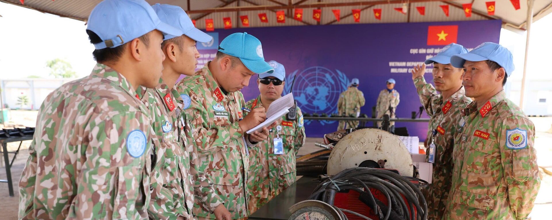 Đoàn công tác của Phái bộ An ninh lâm thời Liên Hợp quốc kiểm tra tình trạng kỹ thuật, khả năng vận hành của các phương tiện chuyên dùng của Đội Công binh Việt Nam.  - Sputnik Việt Nam, 1920, 27.11.2024