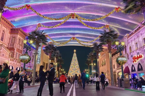 Người dân chiêm ngưỡng cây thông Noel lớn ở cuối Đại lộ Hollywood tại &quot;Lễ hội mùa đông&quot; của Khu nghỉ dưỡng Universal Beijing Resort ở Bắc Kinh, Trung Quốc - Sputnik Việt Nam