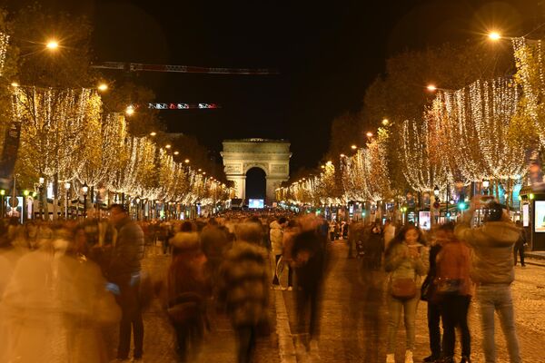 Champs Elysees ở Paris trong lúc bật đèn Giáng sinh - Sputnik Việt Nam