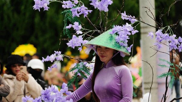 Mãn nhãn với xe đạp hoa làm từ rác tái chế tại Festival hoa Đà Lạt - Sputnik Việt Nam