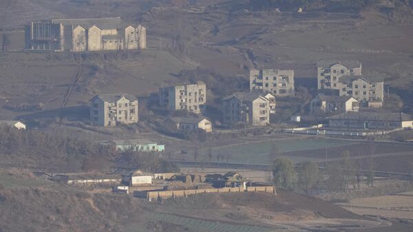 Quang cảnh huyện Kaephung của Triều Tiên từ đài quan sát ở Kimpho, Hàn Quốc - Sputnik Việt Nam