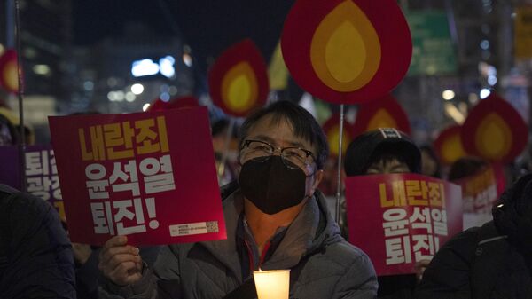 Một người đàn ông tại cuộc biểu tình ở Seoul, Hàn Quốc - Sputnik Việt Nam