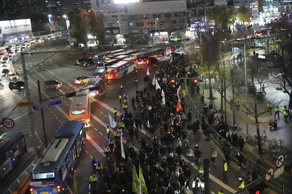 Người biểu tình đi về phía dinh tổng thống trong cuộc xuống đường ở Seoul, Hàn Quốc - Sputnik Việt Nam