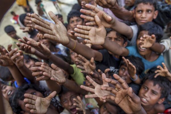 Những đứa trẻ Rohingya vượt biên từ Myanmar sang Bangladesh chìa tay xin sô cô la và sữa tại trại tị nạn Thyi Khali, Bangladesh - Sputnik Việt Nam