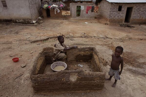 Cậu bé ở ngôi làng chuyên sản xuất ca cao gần thị trấn Oumé, Bờ Biển Ngà (Côte d&#x27;Ivoire) - Sputnik Việt Nam