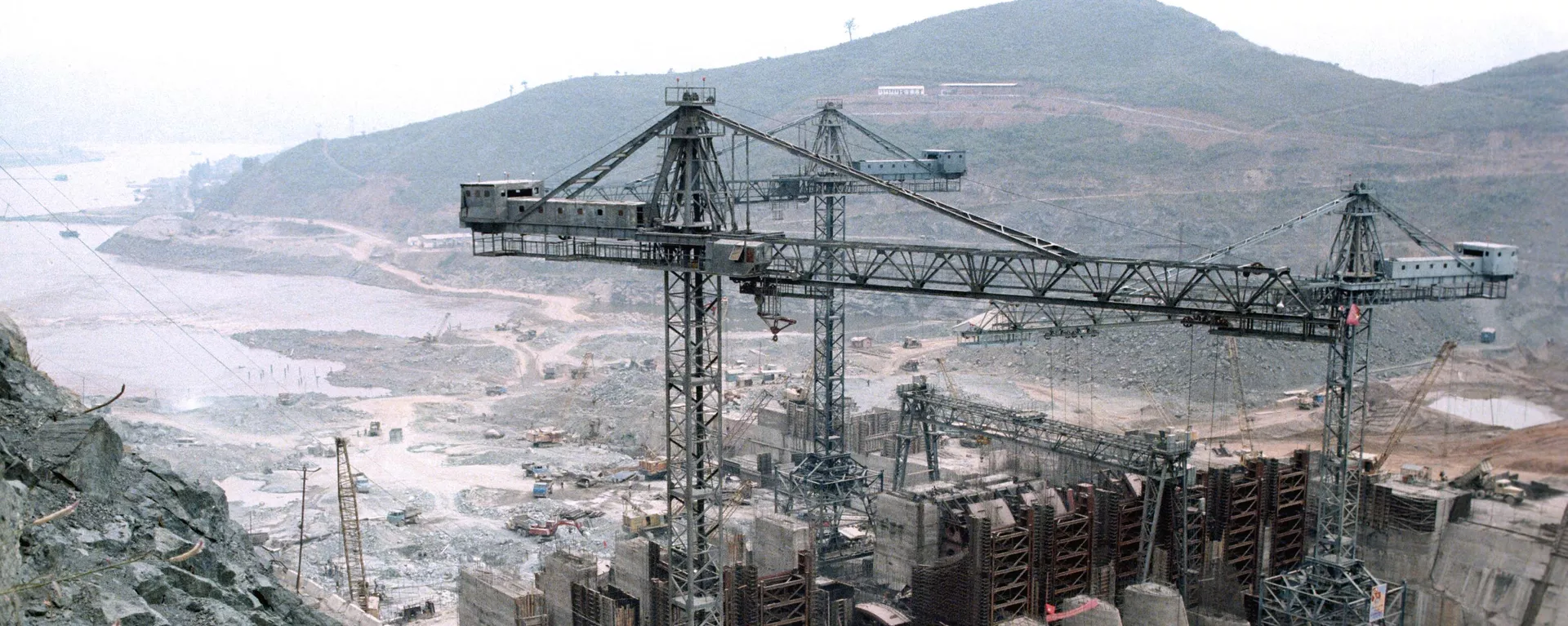 Xây dựng tổ hợp thủy điện Hòa Bình ở Việt Nam, 1986 Xây dựng tổ hợp thủy điện Hòa Bình ở Việt Nam, 1986 - Sputnik Việt Nam, 1920, 16.12.2024