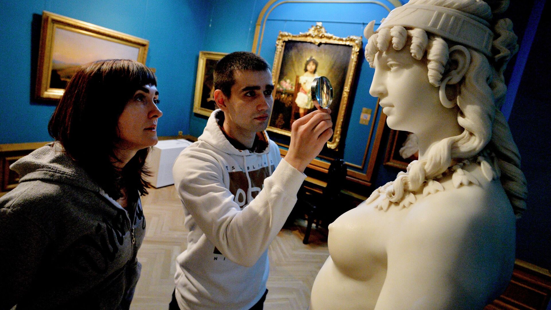 Giới trẻ tham quan triển lãm của Phòng trưng bày nghệ thuật bang Primorsky trong khuôn khổ chương trình lễ hội nhân Ngày lễ tình nhân, Vladivostok - Sputnik Việt Nam, 1920, 12.12.2024