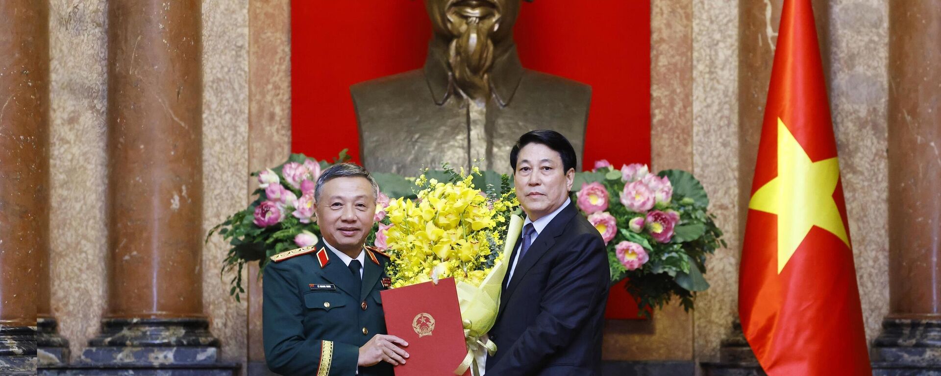 Chủ tịch nước trao Quyết định thăng quân hàm Thượng tướng cho đồng chí Lê Quang Minh - Sputnik Việt Nam, 1920, 12.12.2024