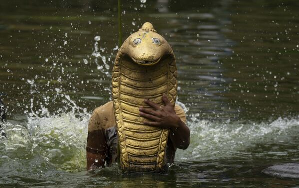 Tín đồ trong lễ hội Nagapanchami ở Bhaktapur, Nepal - Sputnik Việt Nam