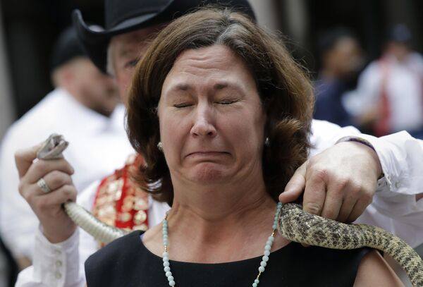 Các thành viên Sweetwater Jaycees tổ chức sự kiện tiếp cận cộng đồng tại Tòa nhà Bang Texas để truyền bá nhận thức về rắn đuôi chuông, Hoa Kỳ - Sputnik Việt Nam