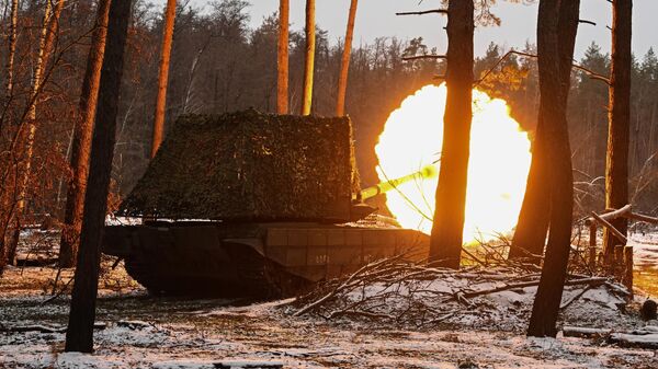 Công tác chiến đấu của tổ lái xe tăng T-90M “Proryv” thuộc nhóm “Tây” theo hướng Krasnyi Lyman thuộc Quân khu phía Bắc - Sputnik Việt Nam