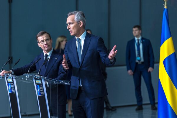 Tổng thư ký NATO Jens Stoltenberg và Thủ tướng Thụy Điển Ulf Kristersson tổ chức họp báo chung trước lễ thượng cờ kỷ niệm việc Thụy Điển gia nhập NATO tại Trụ sở NATO vào ngày 11 tháng 3 năm 2024 tại Brussels, Bỉ - Sputnik Việt Nam