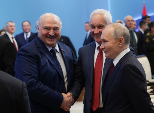 Tổng thống Nga Vladimir Putin, Tổng thống Belarus Alexandr Lukashenko, Bộ trưởng Quốc phòng Nga Andrei Belousov sau cuộc họp mở rộng của Hội đồng An ninh Tập thể CSTO ở Astana - Sputnik Việt Nam