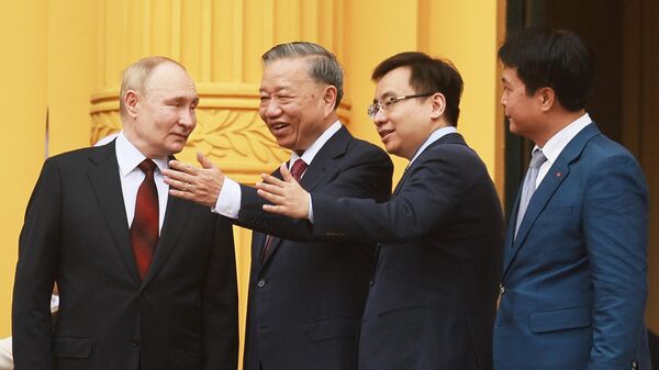 Tổng thống Nga Vladimir Putin và Chủ tịch nước Cộng hòa xã hội chủ nghĩa Việt Nam Tô Lâm tại lễ đón tiếp long trọng trên quảng trường gần Phủ Chủ tịch ở Hà Nội - Sputnik Việt Nam