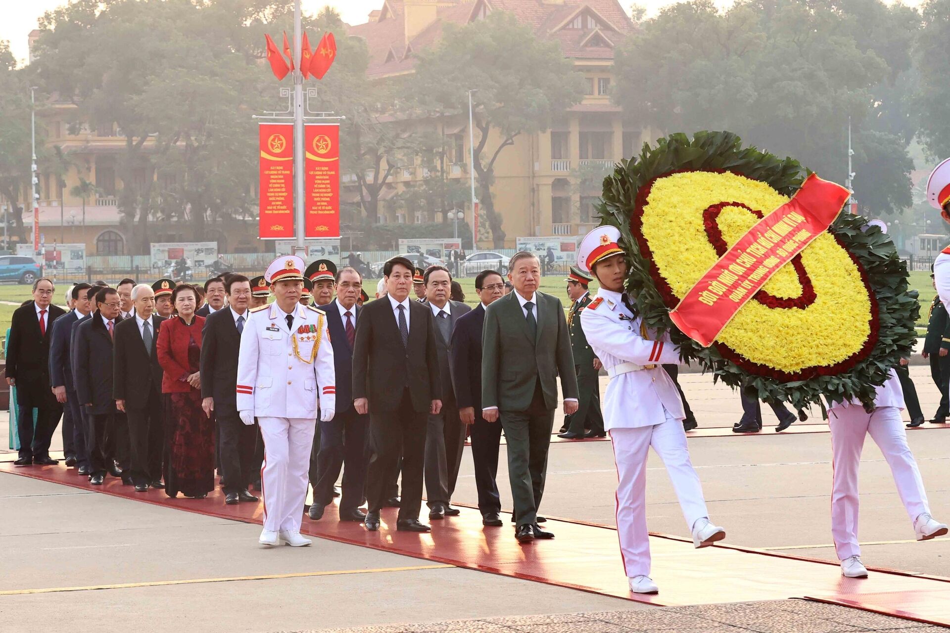 Đoàn lãnh đạo, nguyên lãnh đạo Đảng, Nhà nước đặt vòng hoa và vào Lăng viếng Chủ tịch Hồ Chí Minh  - Sputnik Việt Nam, 1920, 20.12.2024