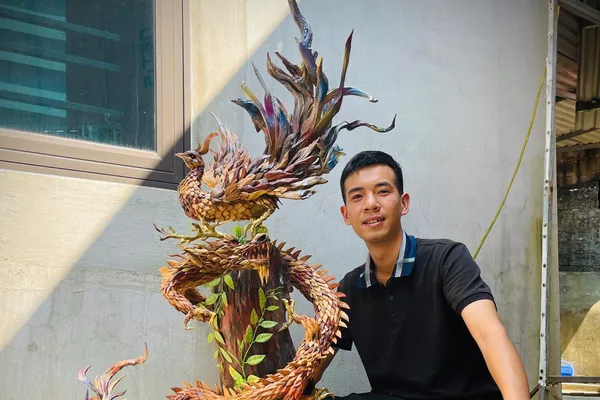 Anh Nguyễn Văn Huy (Thái Nguyên) và các tác phẩm nghệ thuật từ gỗ lũa Anh Nguyễn Văn Huy (Thái Nguyên) và các tác phẩm nghệ thuật từ gỗ lũa - Sputnik Việt Nam