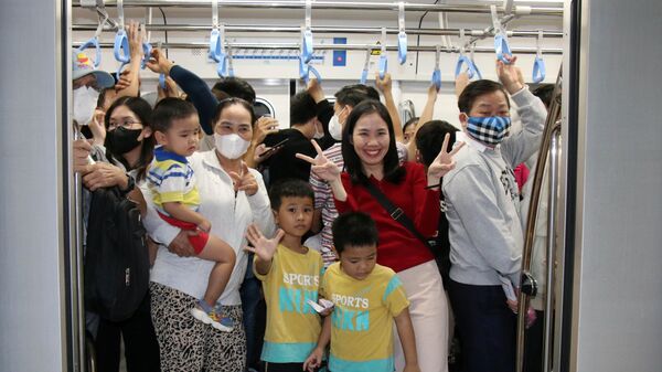 Hành khách tươi vui khi lên tàu metro số 1 - Sputnik Việt Nam