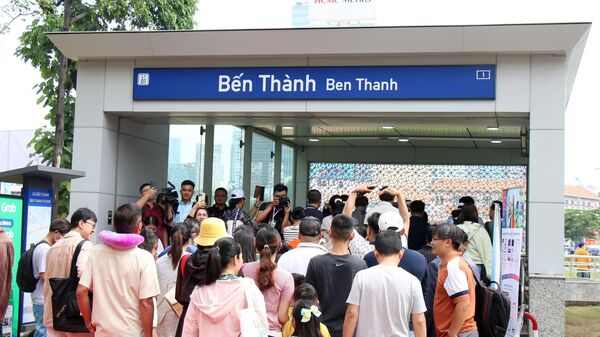 Người dân xếp hàng trước lối vào số 1 tại ga trung tâm Bến Thành. - Sputnik Việt Nam