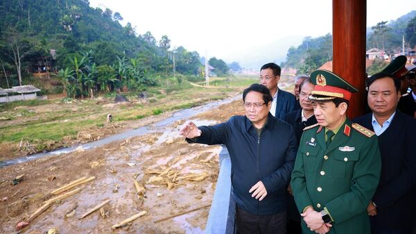 Thủ tướng Phạm Minh Chính thăm thôn Làng Nủ, nơi 67 người dân bị thiệt mạng do trận lũ. - Sputnik Việt Nam