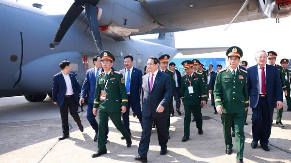 Thủ tướng Phạm Minh Chính tham quan trưng bày vũ khí, khí tài tại Triển lãm Quốc phòng quốc tế Việt Nam 2024. - Sputnik Việt Nam