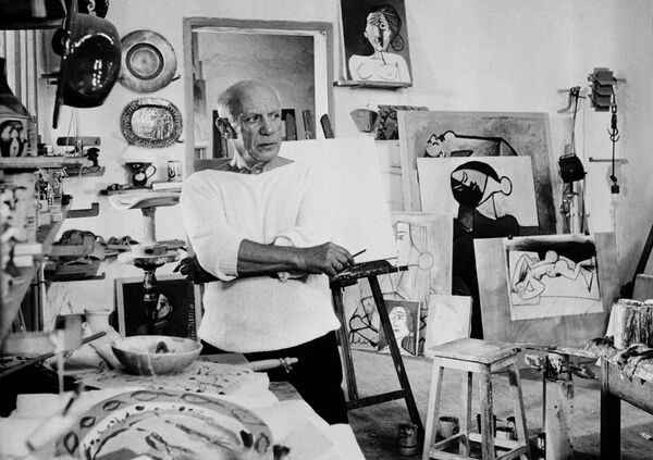 Họa sĩ Pablo Picasso trong xưởng vẽ của ông - Sputnik Việt Nam