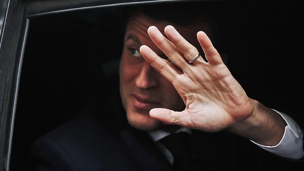 Tổng thống Pháp Emmanuel Macron vẫy tay từ trong xe khi rời nhà sau khi bỏ phiếu trong cuộc bầu cử Nghị viện châu Âu ở Le Touquet, miền bắc nước Pháp - Sputnik Việt Nam