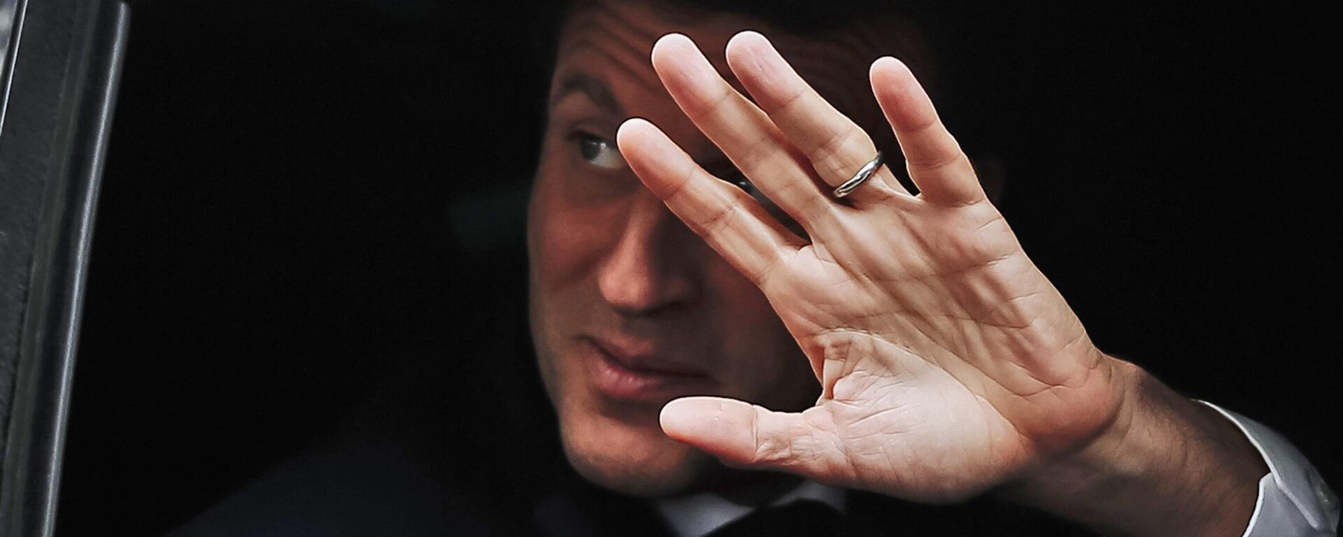 Tổng thống Pháp Emmanuel Macron vẫy tay từ trong xe khi rời nhà sau khi bỏ phiếu trong cuộc bầu cử Nghị viện châu Âu ở Le Touquet, miền bắc nước Pháp - Sputnik Việt Nam, 1920, 08.10.2025