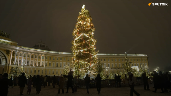 Thành phố thật đẹp. Người dân và du khách của St. Petersburg chiêm ngưỡng cách trang trí năm mới của thành phố - Sputnik Việt Nam