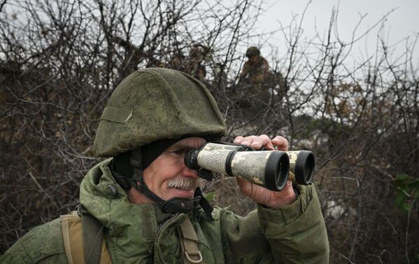 Chiến sĩ tiểu đội ZU-23 của Quân đội Nga Viktor Pleshkov trên hướng Krasnoarmeysk trong khu vực chiến dịch quân sự đặc biệt - Sputnik Việt Nam